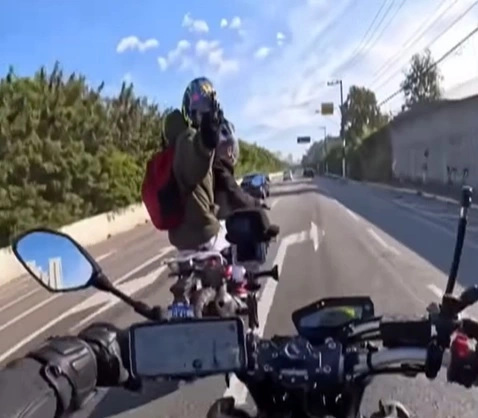 motociclista assalto