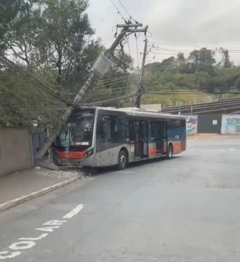 ônibus poste