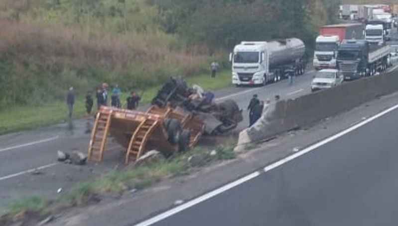 rodovia régis Bittencourt cajati carreta acidente