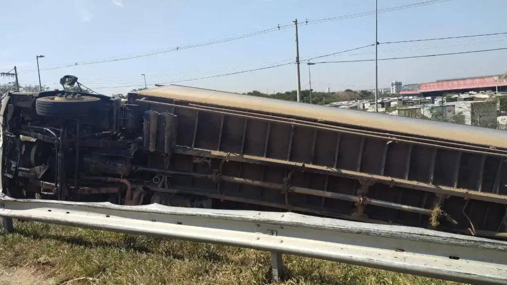 tipo tombamento de caminhão rodovia dutra