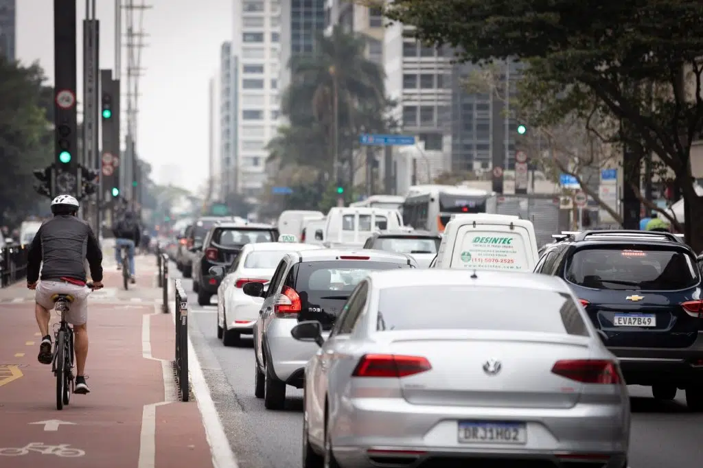 trânsito veículos carros avenida Paulista