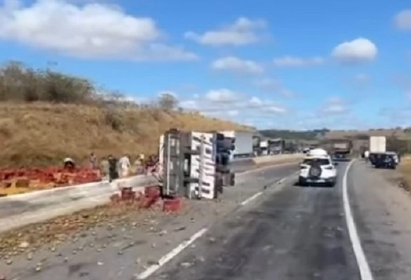 veículo rodovia fernão dias três corações