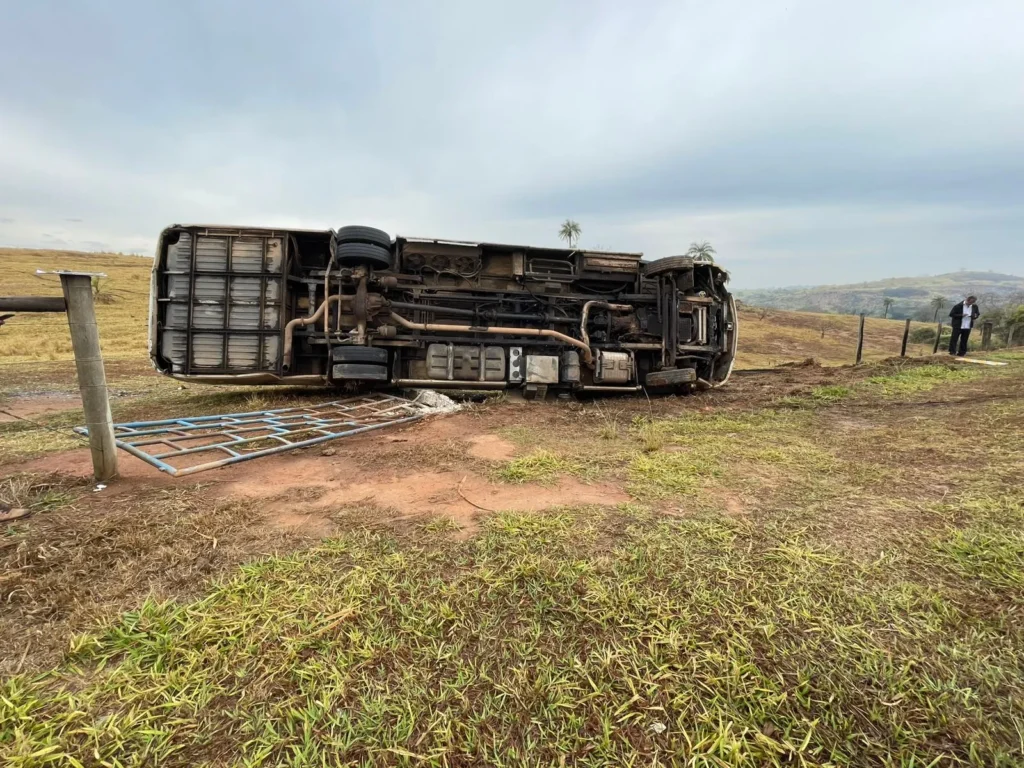 veículo tombado rodovia na estrada
