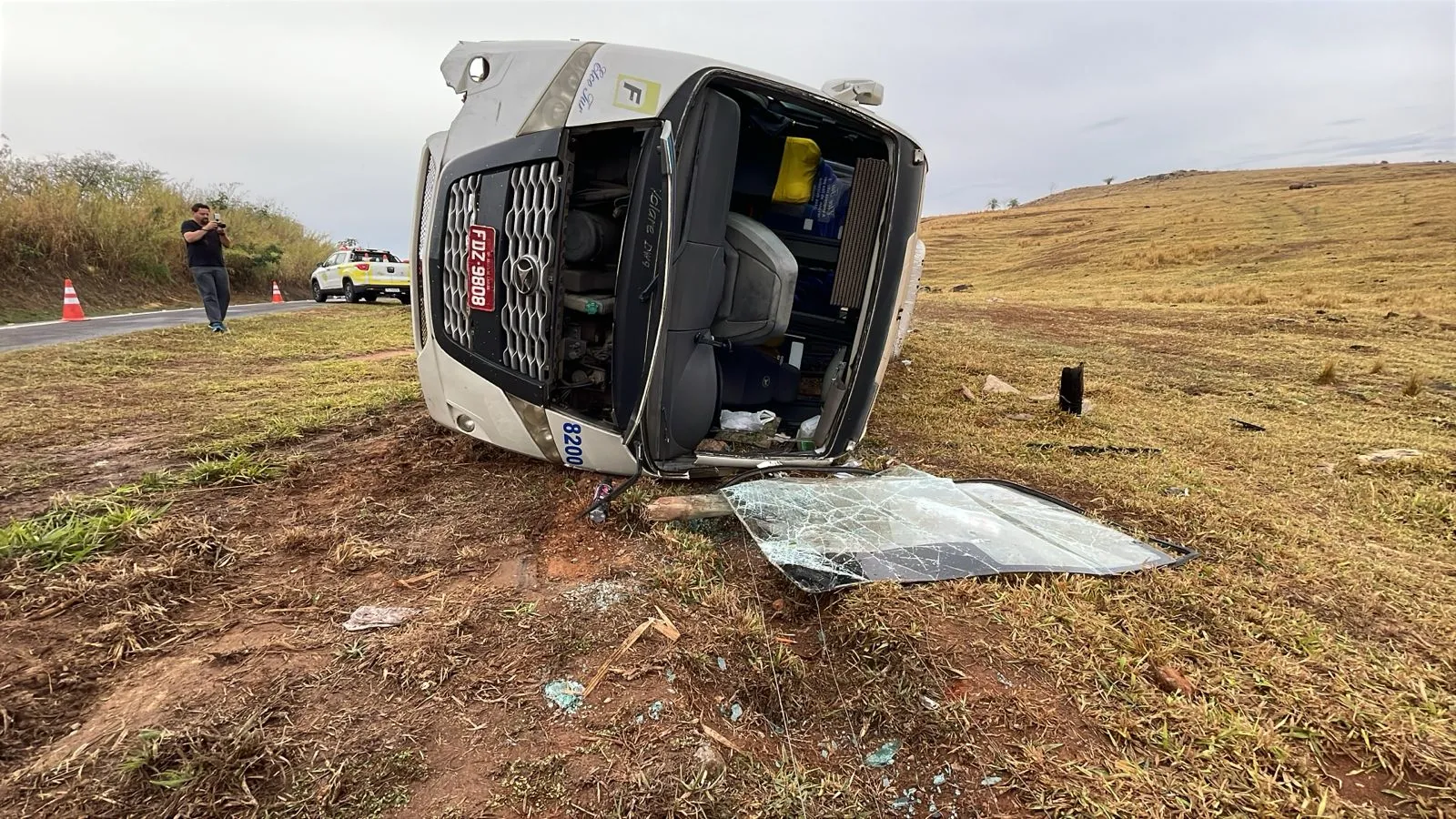 veículo tombado rodovia na estrada SP-340