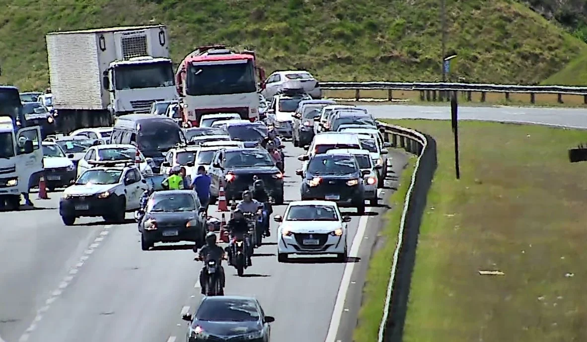 Acidente causa interdição de faixas rodovia professor zeferino vaz