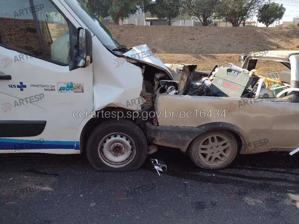 Ambulância Renault Master e utilitário Strada sp-127 rodovia