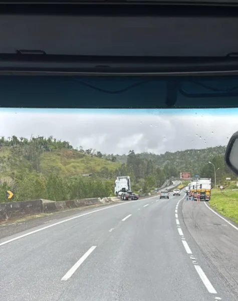 Veículo colide com barreira no sentido Sul da rodovia Régis Bittencourt, antes da divisa entre SP e Paraná