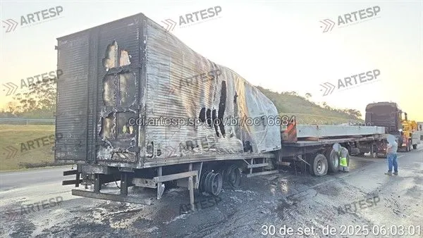 Caminhão e carreta envolvidos no acidente