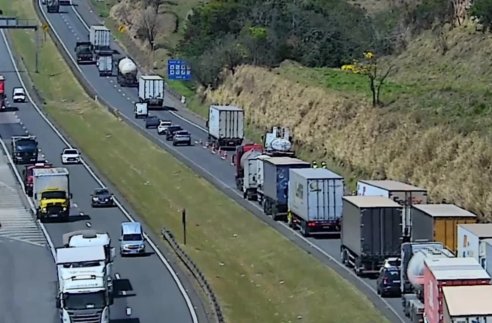 Caminhão em pane mecânica rodovia dom Pedro I veículos
