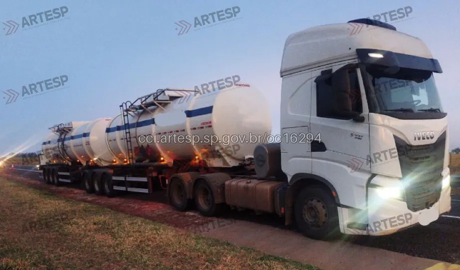 Carreta Iveco rodovia Raposo Tavares assis