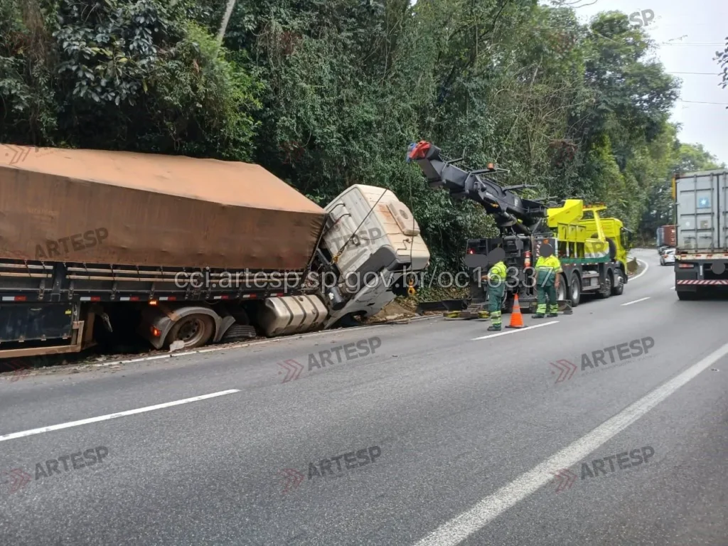 Carreta Mercedes-Benz Actros rodovia Anchieta