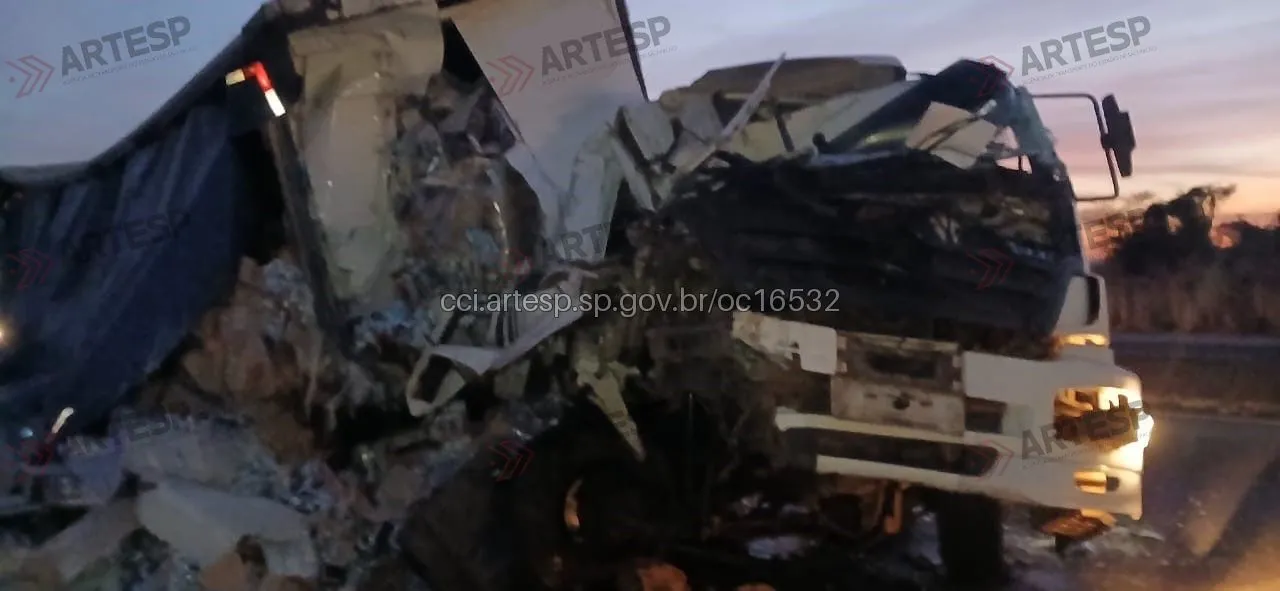 Carreta Mercedes-Benz Axor 1933 rodovia Anhanguera destruída