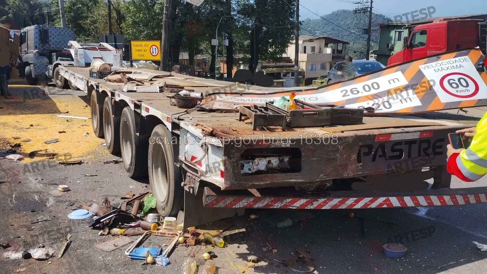 Carreta Mercedes-Benz Axor 3344 rodovia anchieta