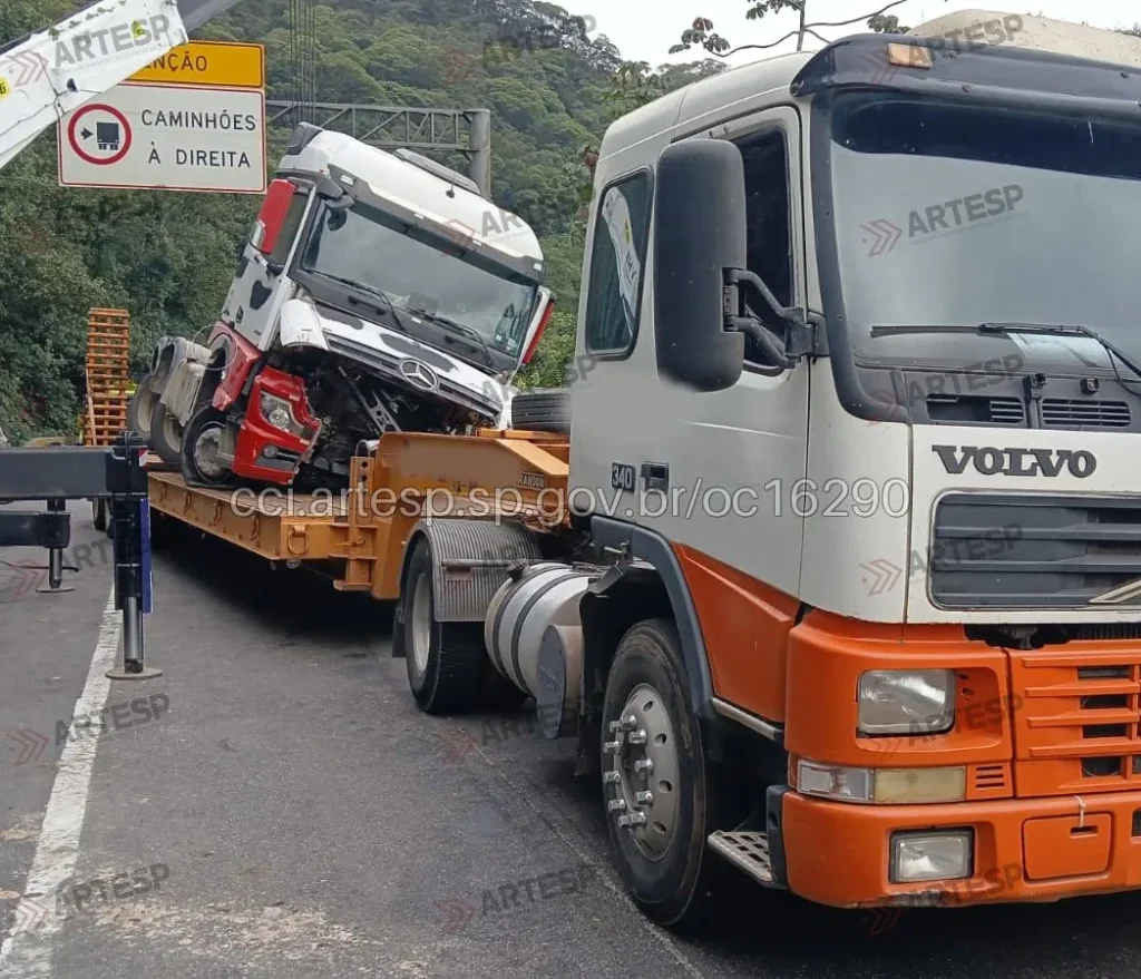 Carreta Mercedes-Benz rodovia Anchieta