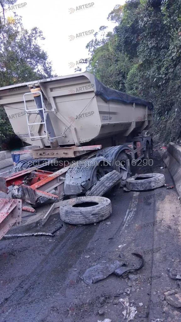 Carreta Mercedes-Benz rodovia Anchieta