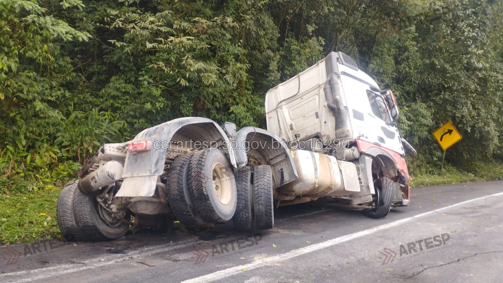 Carreta Mercedes-Benz rodovia Anchieta