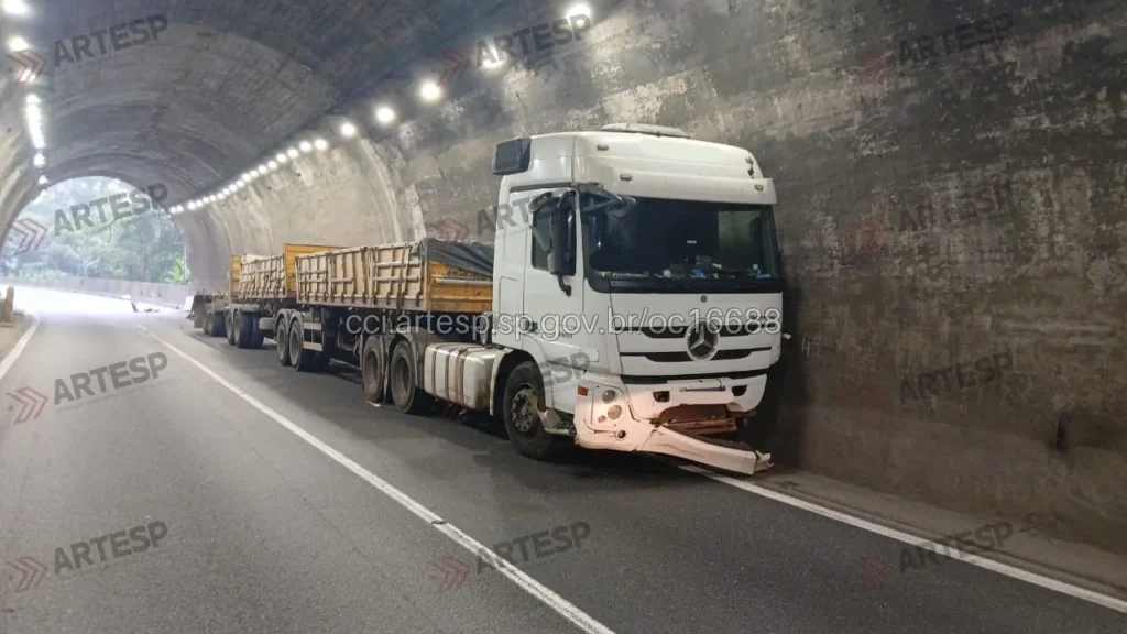 Carreta Mercedes-Benz rodovia anchieta