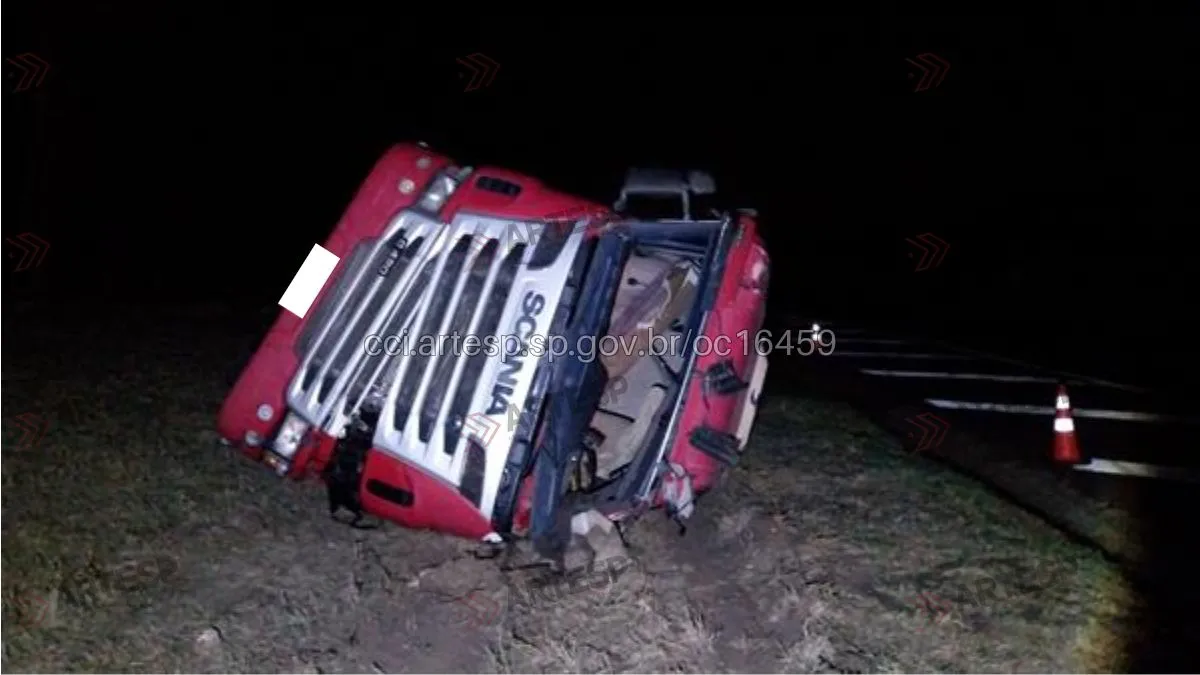 Carreta Scania G420 na área de domínio rodovia anhanguera