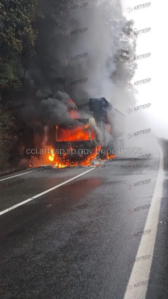 Carreta VW fogo rodovia anchieta