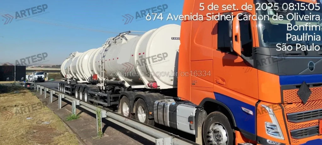 Carreta Volvo FH 540 rodovia professor Zeferino Vaz