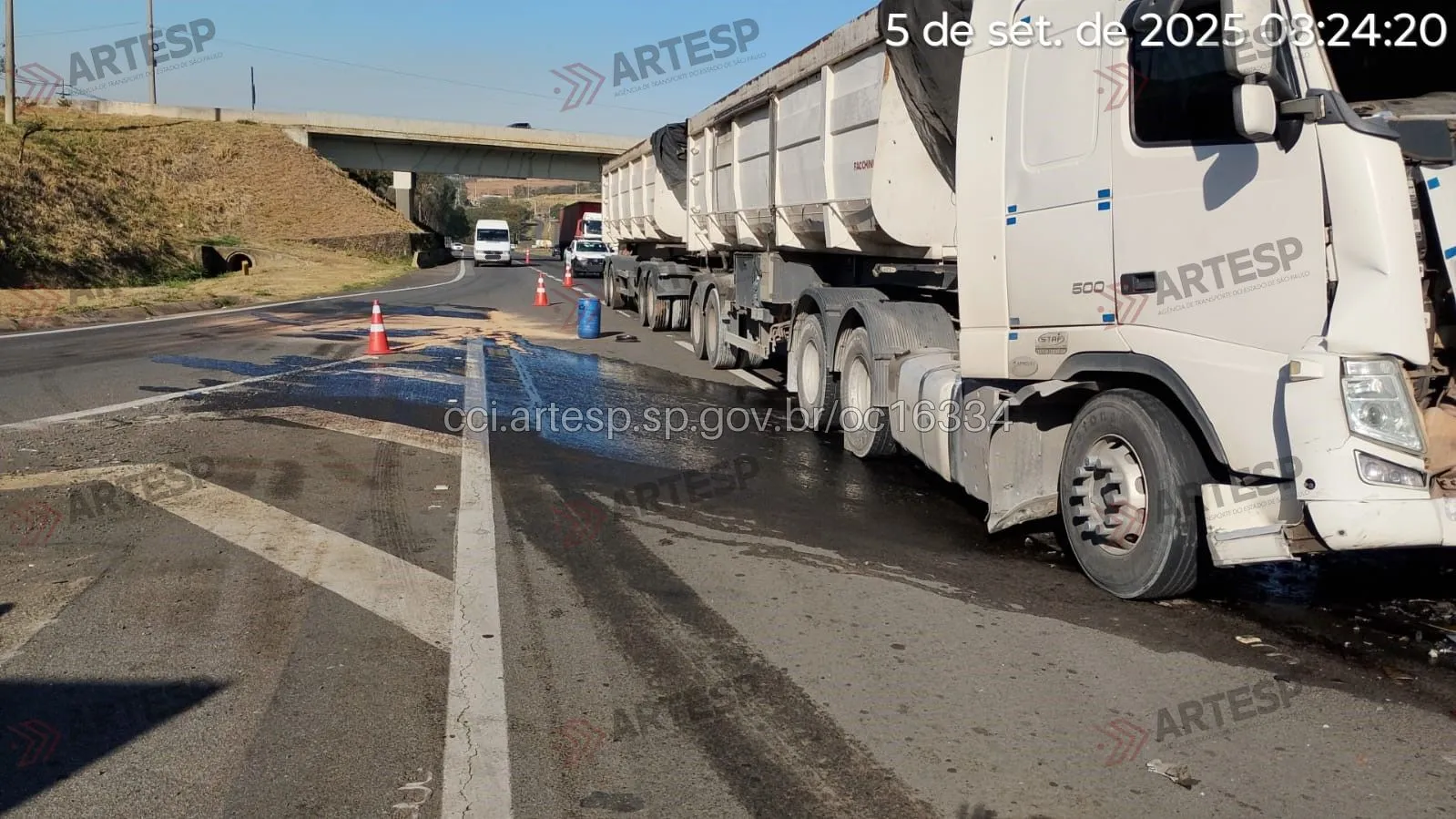 Carreta Volvo rodovia professor Zeferino Vaz