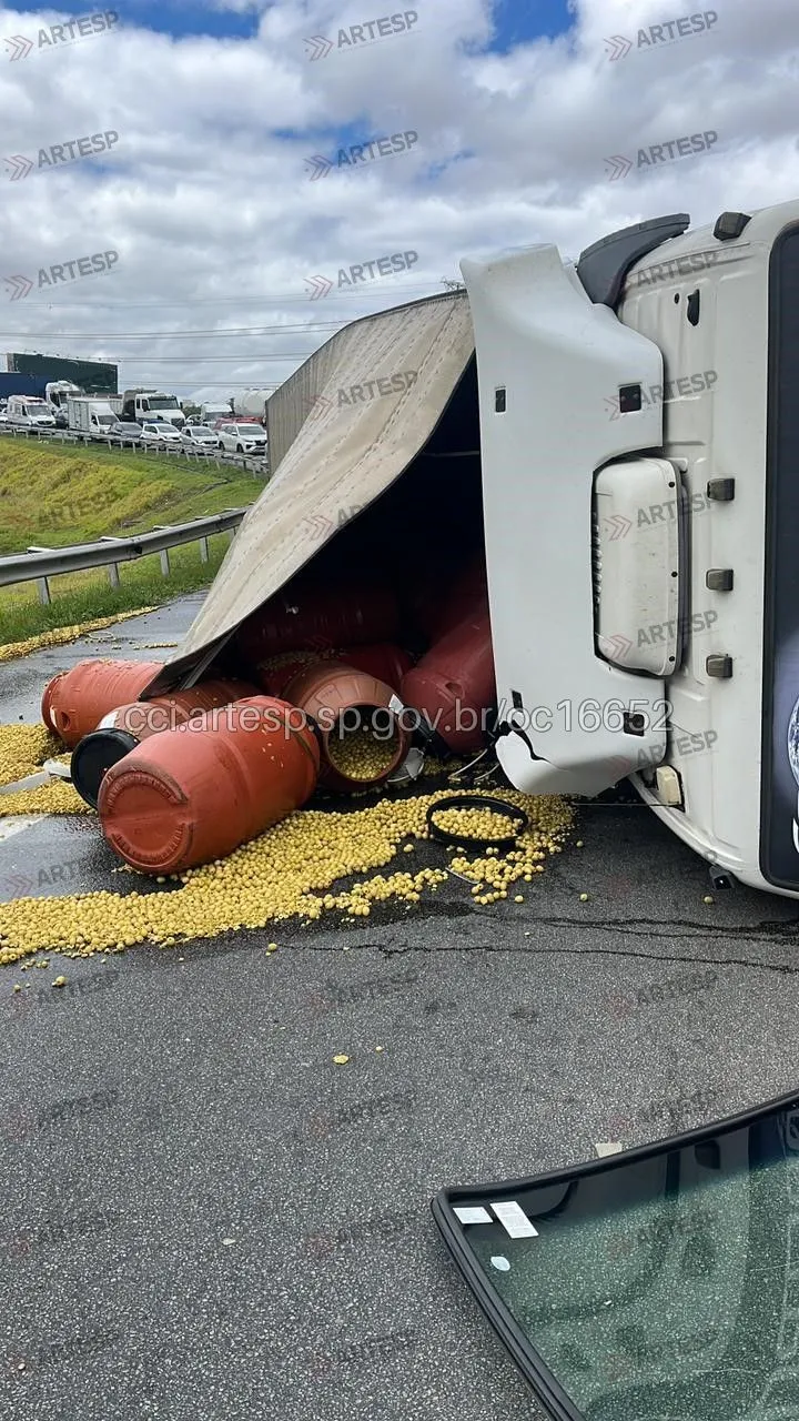 Carreta Volvo rodovia hélio smidt