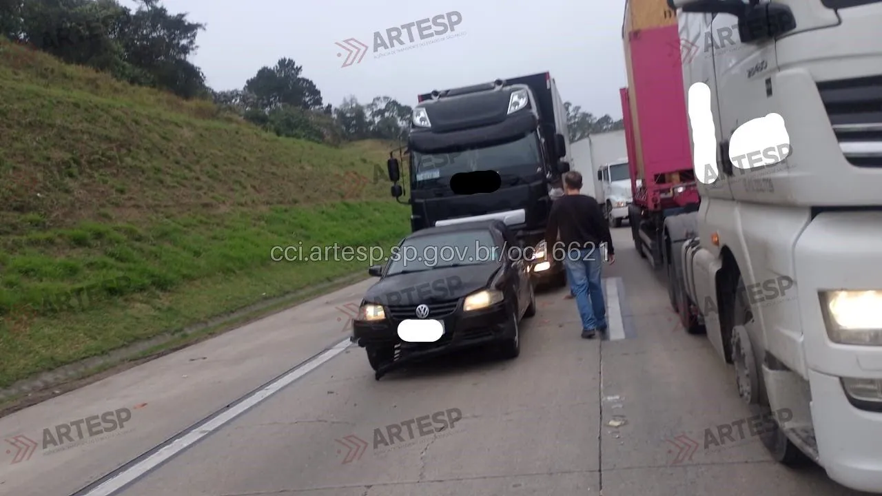 Carreta e automóvel Gol rodoanel