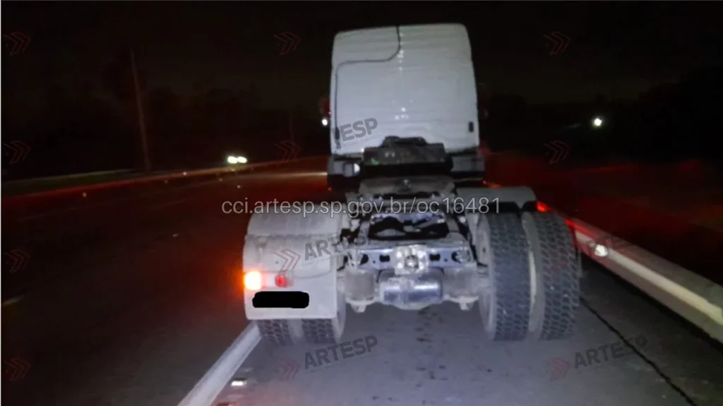 Cavalo mecânico de um caminhão Mercedes-Benz Axor rodoanel