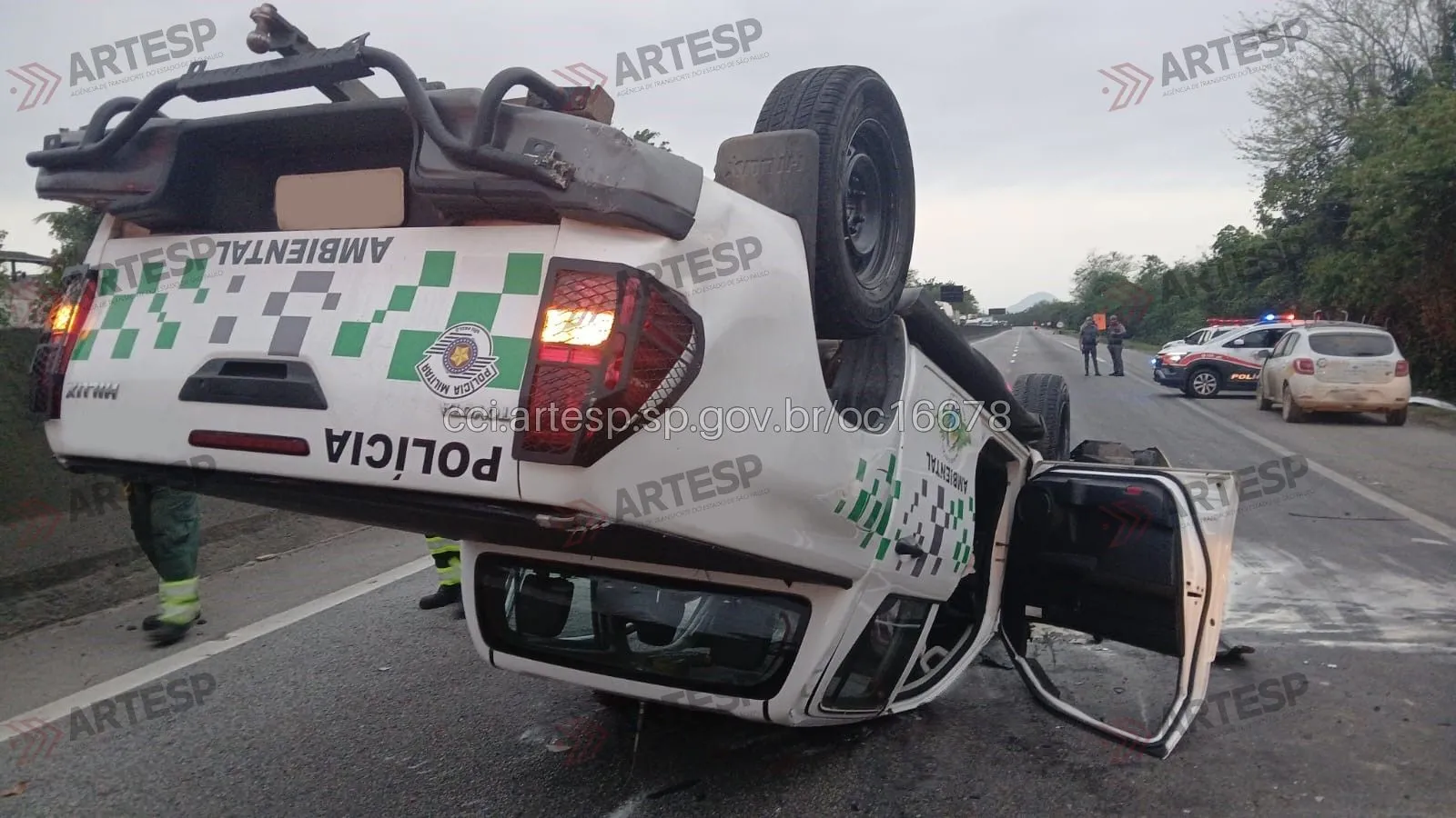 Utilitário Hilux da Polícia Ambiental rodovia anchieta