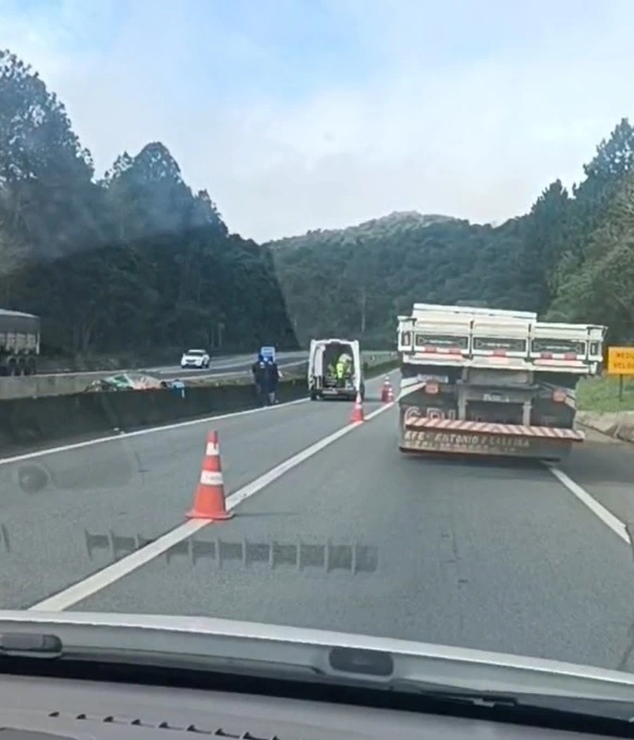 Capotamento de dois carros no km 8,1 da BR-116