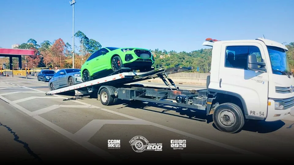 corrida ilegal de carros esportivos
