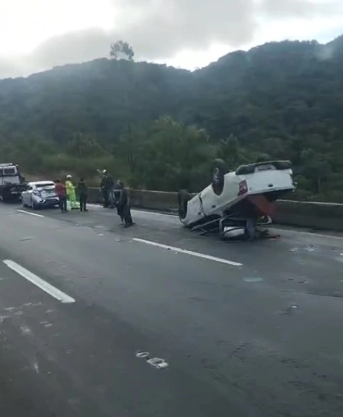 Engavetamento no km 545 da rodovia Régis Bittencourt, sentido Curitiba, em Barra do Turvo