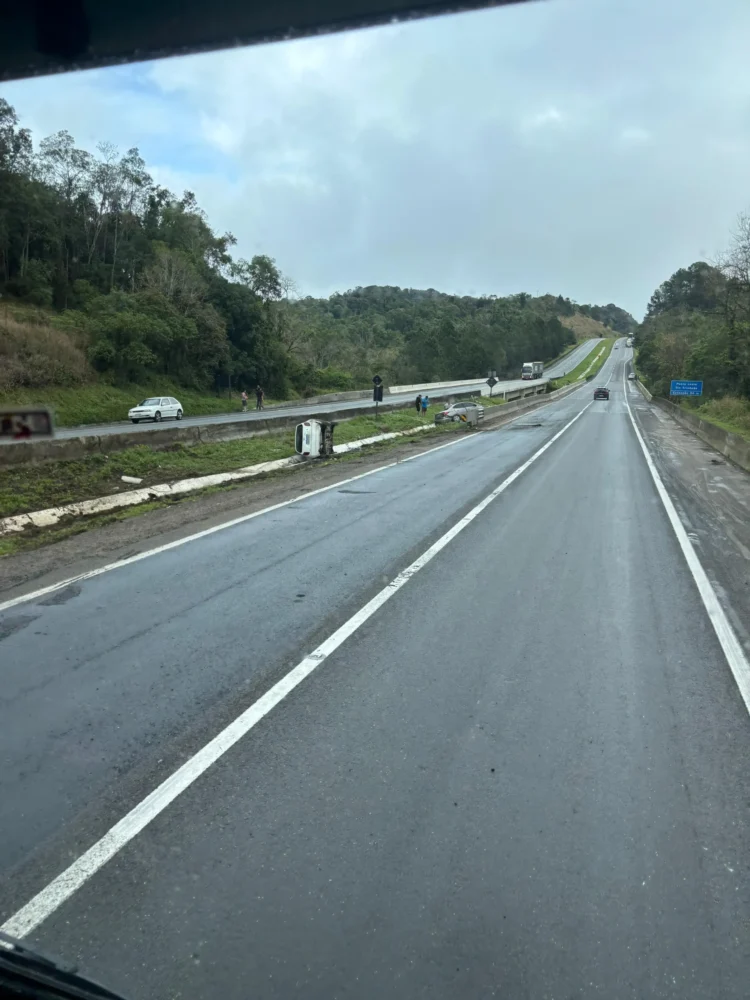 Capotamento de dois carros no km 8,1 da BR-116