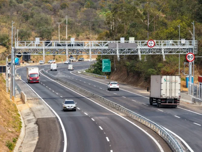 pórtico rodovia raposo Tavares