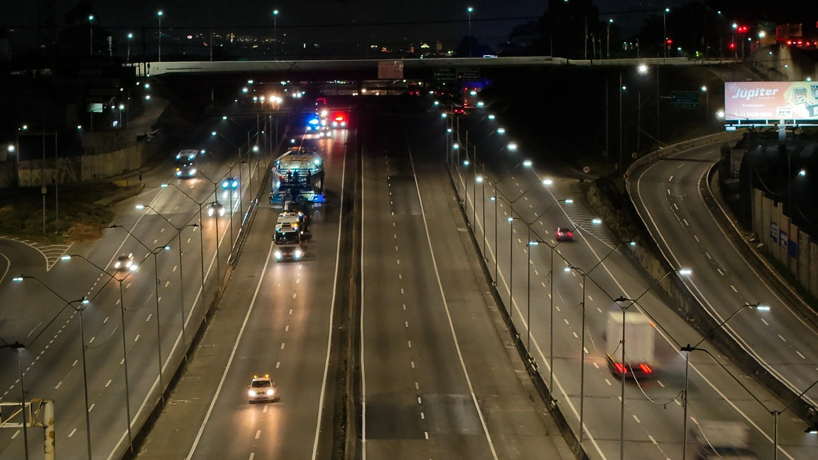 Carga superdimensionada de 800 toneladas avança pela rodovia Dutra nesta quarta-feira