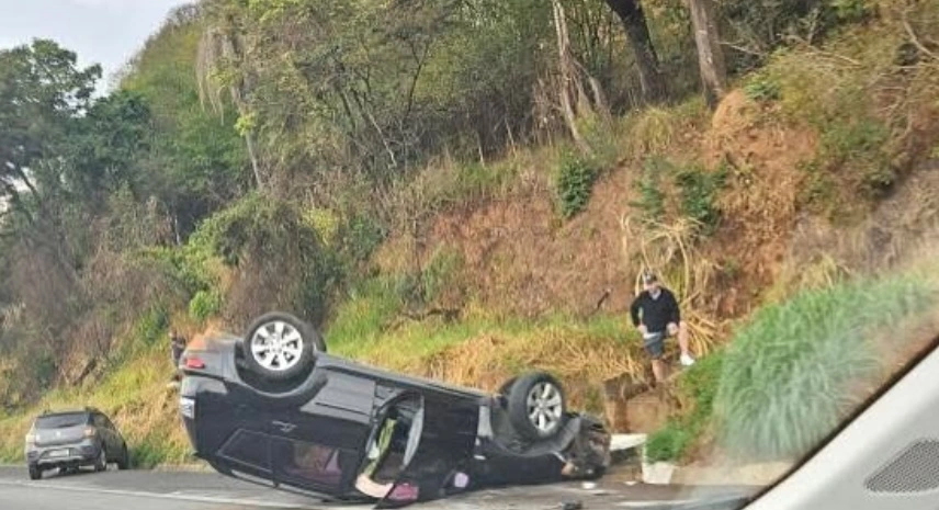 rodovia fernão dias veículo capotado