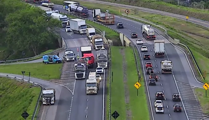 Acidente entre caminhões interdita faixas rodovia dom pedro I