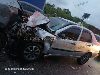 Automóvel acidente rodovia Ayrton Senna quarta
