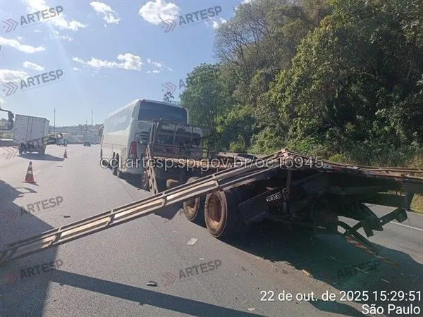 Caminhão Ford Cargo 2218 bandeirantes