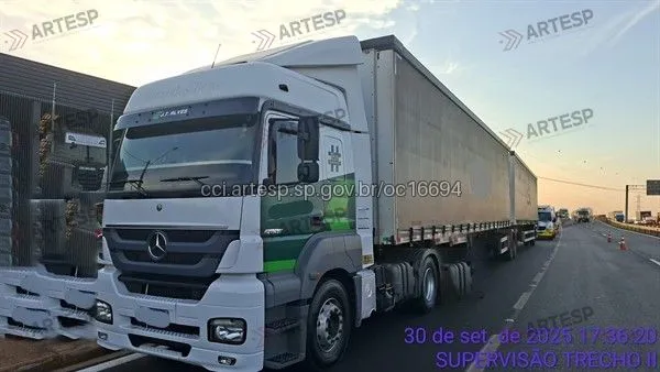 Caminhão Mercedes-Benz na rodovia Anhanguera