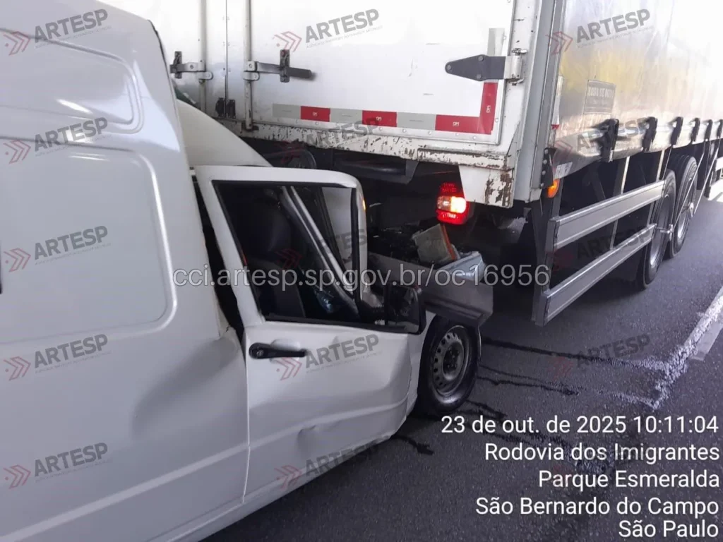 Caminhão VW 24.230 e utilitário Fiat Fiorino rodoanel