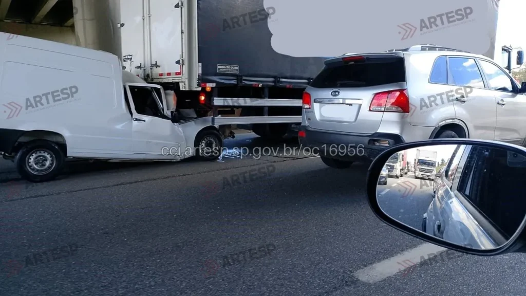 Caminhão VW 24.230 e utilitário Fiat Fiorino rodoanel