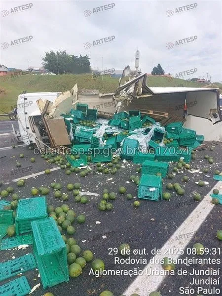 Caminhão VW Delivery 11.180 rodovia dos bandeirantes