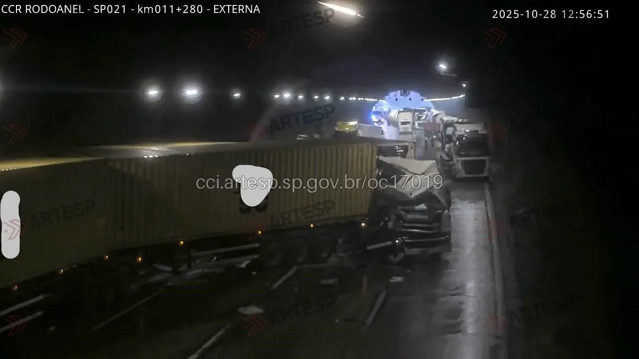 Dois dos caminhões envolvidos no acidente no Túnel 1 rodoanel