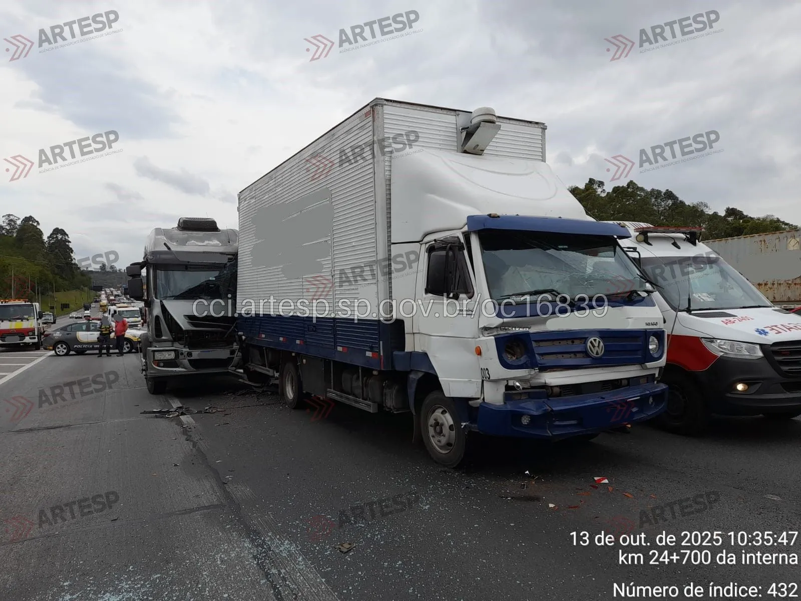Carreta Iveco Tector e caminhão VW rodoanel osasco