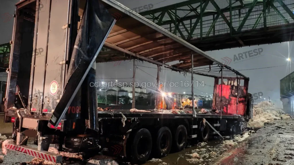 Carreta Mercedes-Benz acidente rodovia Anchieta