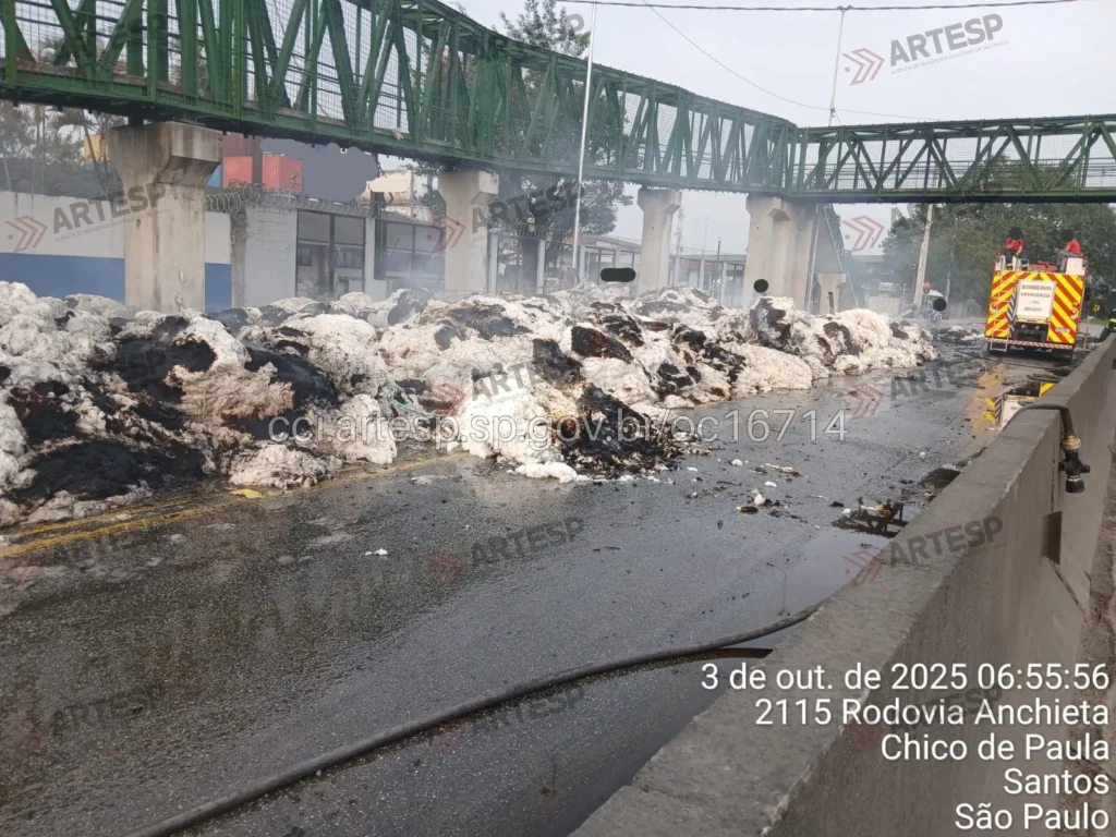 Carreta Mercedes-Benz acidente rodovia Anchieta material