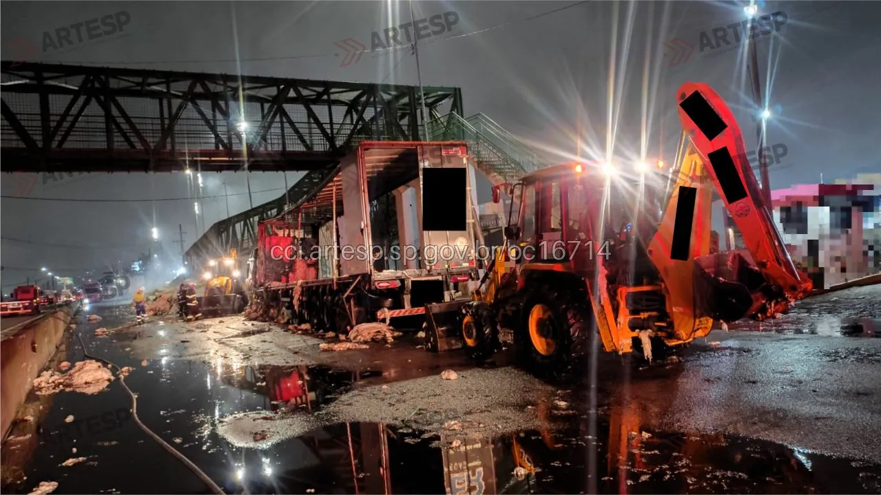 Carreta Mercedes-Benz acidente rodovia Anchieta