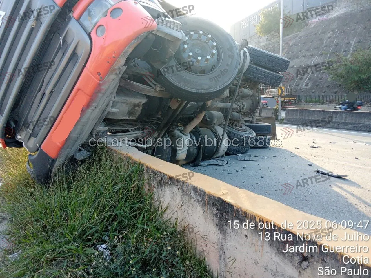 Carreta Scania G380 rodovia raposo Tavares em cotia local