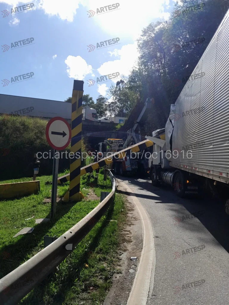 Carreta Scania P360 rodovia anhanguera